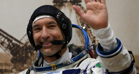 L'astronaute italien Luca Parmitano teste sa combinaison spatiale, le 20 juillet 2019 à Baïkonour, dans le centre du Kazakhstan.