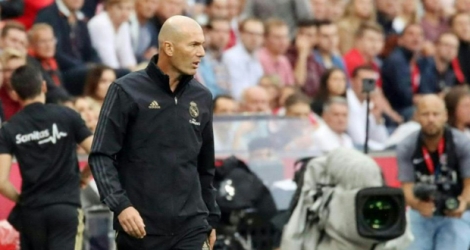 L'entraîneur du Real Madrid, Zinédine Zidane, avant le coup d'envoi du match amical sur le terrain de Salzsbourg.