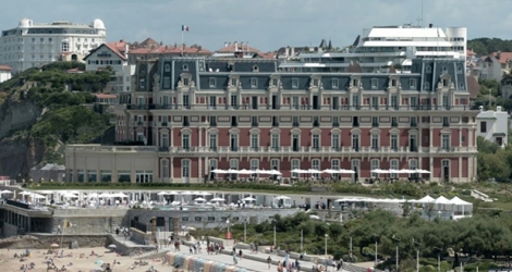 La plage et l'Hôtel du Palais, le 13 août 2019 à Biarritz.