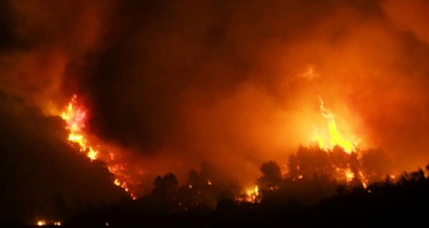 Un incendie attisé par un vent puissant ravage la végétation près du village de Monze (Aude) le 15 août 2019.