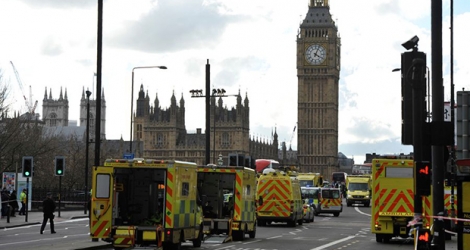 Un homme a été grièvement blessé après avoir été poignardé devant le ministère de l'Intérieur, dans le centre de Londres.