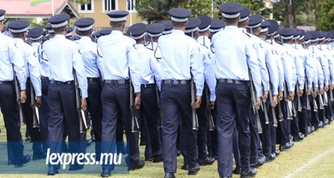 Les 400 policiers qui ont subi les tests ont effectué leur «passing out parade» le 1er août. 