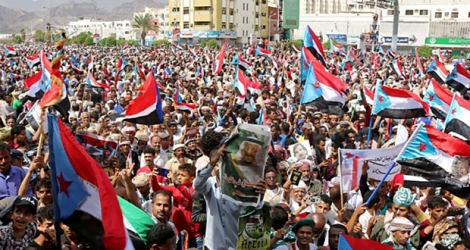 Des manifestants agitent des drapeaux de l'ancien Yemen du Sud lors d'une marche en soutien des séparatistes sudistes dans le centre de la ville d'Aden, le 15 août 2019.