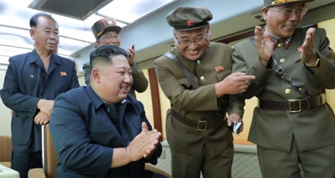 Le dirigeant Kim Jong Un supervisant l'essai d'une nouvelle arme, le 16 août 2019 en Corée du Nord (AFP PHOTO/KCNA VIA KNS).