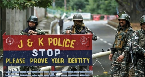 Barrage de police à Srinagar, le 17 août 2019 en Inde.