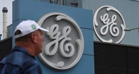 Un salarié passe devant le logo de General Electric, le 3 juin 2019 à Belfort.
