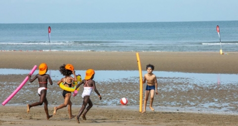 Des enfants jouent sur la plage de Deauville lors des «journées des oubliés des vacances», le 21 août 2019. 