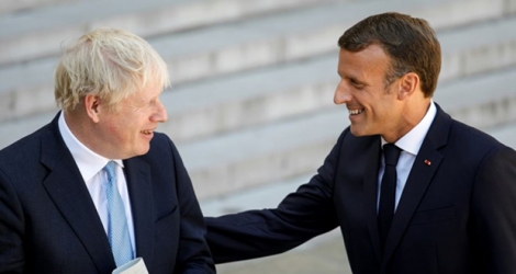 Le président français Emmanuel Macron (D) et le Premier ministre britannique Boris Johnson s'expriment devant la presse, le 22 août 2019 à Paris.