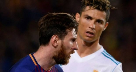 L'Argentin du Barça Lionel Messi (g) et le Portugais du Real Madrid Cristiano Ronaldo lors d'un match de la Liga espagnole le 6 mai 2018 au Camp Nou de Barcelone.