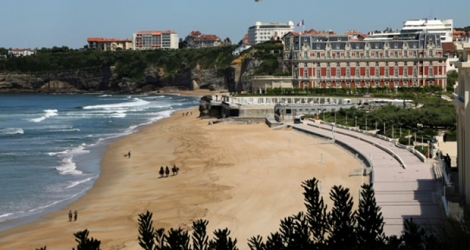 Un hélicoptère surveille le 23 août 2019 le front de mer à Biarritz, qui accueille ce week-end un sommet du G7.