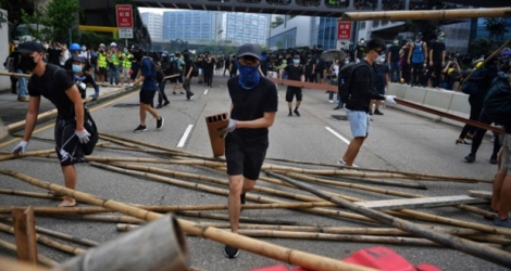 Des manifestants prodémocratie érigent une barricade dans une rue de Hong Kong, le 24 août 2019.
