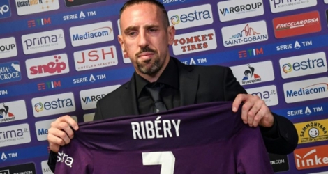 Le Français Franck Ribéry présente son maillot de la Fiorentina en conférence de presse à Florence le 22 août 2019.
