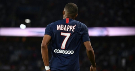 L'attaquant du Paris-Saint-Germain Kylian Mbappe quitte le terrain du Parc des Princes après une blessure à la cuisse gauche lors du match contre Toulouse pour la 3e journée de Ligue 1, le 25 août 2019.