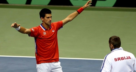 Le Serbe Novak Djokovic (g) et son capitaine Bogdan Obradovic célèbrent leur victoire lors du match de Coupe Davies contre les Etats-Unis, le 7 avril 2013 à la Taco Bell Arena à Boise, aux Etats-Unis.