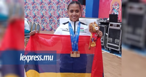 Roilya a réalisé une performance de 75kg à l’arraché, 94kg à l’épaulé-jeté et 169kg au total olympique.