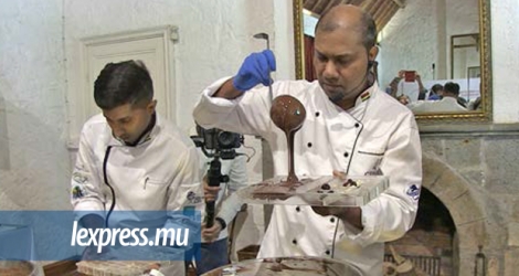 Les chefs Shivam Marooday (à droite) et Ajay Kurnauth (à gauche) faisant une démonstration du moulage de chocolat.