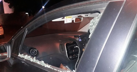 La vitre de la voiture a été brisée. (source: Facebook/Joanna Bérenger)