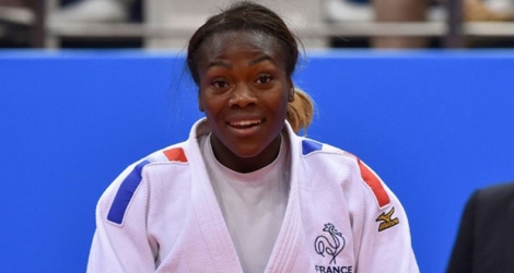 Clarisse Agbegnenou (d) en or dans la catégorie des -63 kg aux Jeux européens après sa victoire face à la Britannique Alice Schlesinger, à Minsk, le 23 juin 2019.