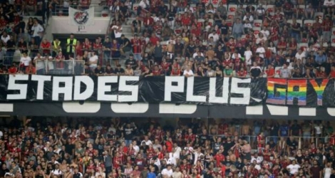 Les supporters niçois déploient une banderole homophobe, lors de la réception de Marseille à l'Allianz Riviera, le 28 août 2019.