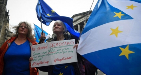 Des manifestants protestent contre la décision de Boris Johnson de suspendre le parlement, à Edimbourg le 30 août 2019.