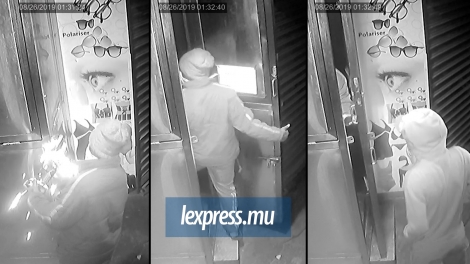 Des captures d’écran faites le 26 août à partir des images CCTV d’un des commerces montrent des voleurs masqués qui sévissent avec une facilité déconcertante à l’aide de leurs outils.