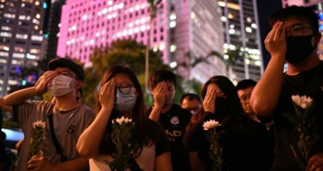 Des sympathisants pro-démocratie manifestent silencieusement pendant une cérémonie pour le 74e anniversaire de la Libération de Hong Kong, le 30 août 2019.