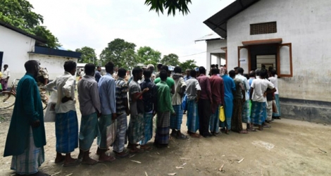 Des habitants de l'Etat indien d'Assam font la queue pour vérifier si leurs noms figurent sur le registre national des citoyens (NRC) à Pavakati le 31 août 2019.