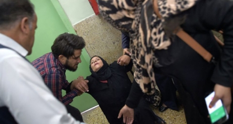 Une Afghane en pleurs attend à l'hôpital Wazir Akbar Khan des nouvelles de ses proches frappés dans un attentat, à Kaboul le 5 septembre 2019.