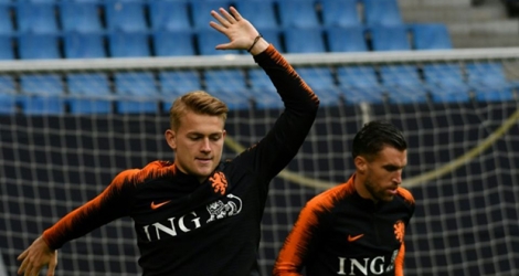 Matthijs de Ligt accélère son entraînement au côté de Kevin Strootman, le 5 septembre 2019 à Hambourg, à la veille d'affronter l'Allemagne avec les Pays-Bas.