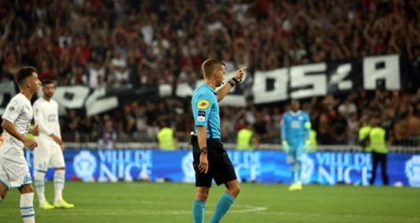 L'arbitre Clément Turpin interrompt momentanément le match Nice-Marseille pour cause de chants et banderoles jugés homophobes à l'Allianz Riviera, le28 août 2019.