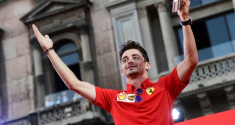 Le Monégasque Charles Leclerc (Ferrari) salue ses fans sur la Piazza Duomo à Milan, le 4 septembre 2019.