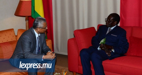 Robert Mugabe et Pravind Jugnauth, en mars 2017, à Maurice.