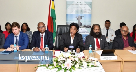 Nando Bodha (au centre) présidant la réunion avec des diplomates, au sujet de la piraterie dans la région, le 26 août.