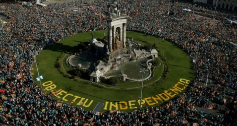 La foule agite le drapeau «Estelada» favorable à l'indépendance de la Catalogne à l'occasion de la 