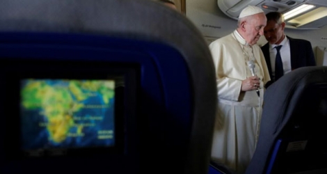 Le pape François dans l'avion papal qui le mène d'Antamanarivo à Rome, le 10 septembre 2019.