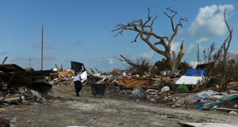 Un habitant de Marsh Harbour, aux Bahamas, récupère des débris après le passage de l'ouragan Dorian, le 10 septembre 2019.