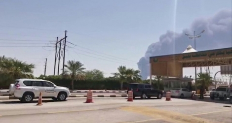 Capture d'écran à partir d'une vidéo de l'AFPTV montrant une colonne de fumée s'échappant d'une installation d'Aramco à Abqaiq, en Arabie Saoudite, le 14 septembre 2019 Photo -. AFP