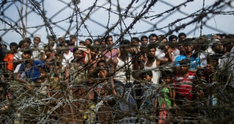 Des réfugiés rohingyas rassemblés dans un camp provisoire à la frontière entre la Birmanie et le Bangladesh le 25 avril 2018.