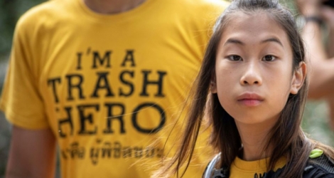 Lilly, 12 ans, ramasse des déchets lors d'une session de nettoyage en Thaïlande, le 25 août 2019.
