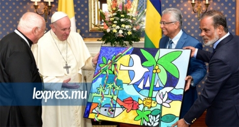 À la State House, lundi 9 septembre, le Premier ministre, Pravind Jugnauth, offre un tableau de Vaco Baissac au pape François.