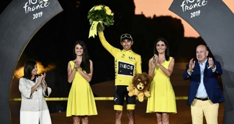 Le Colombien Egan Bernal (c), vainqueur de l'édition 2019 du Tour de France, pose sur le podium aux Champs-Elysées, le 28 juillet 2019.