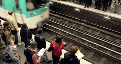 Des Parisiens attendent le métro.