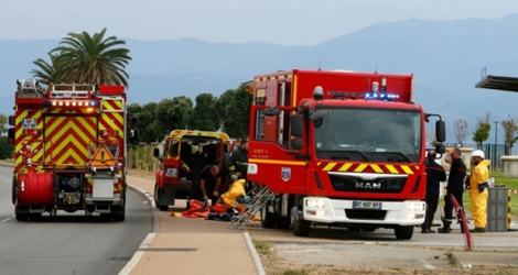 Des pompiers se préparent à intervenir dans la station d'épuration d'Ajaccio, le 18 septembre 2019, après un incident sur une cuve de chlore.