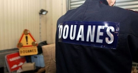 Un agent des douanes Photo Denis Charlet. AFP.