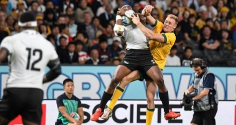 L'ailier australien Reece Hodge (d) lors du match contre les Fidjiens au Mondial de rugby, le 21 septembre 2019 à Sapporo.