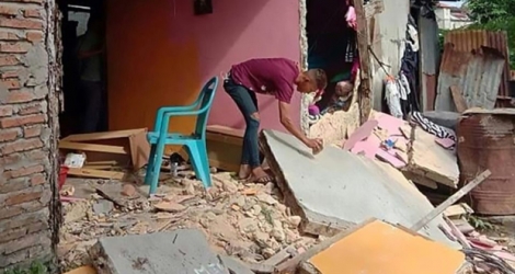 Un habitant de Ambon en Indonésie inspecte sa maison dévastée par un séisme, le 26 septembre 2019.