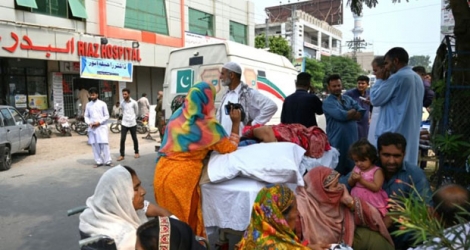 Des familles pakistanaises entourent dans une rue leurs proches évacués d'un hôpital après un séisme de magnitude 4,7, à Mirpur dans le Cachemire pakistanais, le 26 septembre 2019.