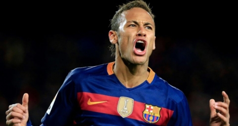 Neymar, portant alors le maillot du Barça, célèbre un de ses buts contre l'Espanyol Barcelone, le 6 janvier 2016 au Camp Nou.