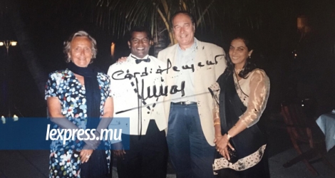 Preetam Dwarka posant avec le couple Chirac et Sandhya Chaumard, l’épouse de l’ex-directeur du «Royal Palm».