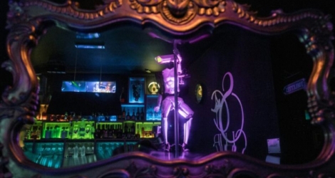 Un robot danse dans un club de strip-tease de Nantes le 27 septembre 2019.